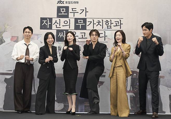 (왼쪽부터) 오정세, 강말금, 고윤정, 구교환, 한선화, 박해준이  17일 서울 마포구 스탠포드 호텔에서 진행된 JTBC 새 토일드라마 ‘모두가 자신의 무가치함과 싸우고 있다’ 제작발표회에서 포즈를 취하고 있다. JTBC 제공
