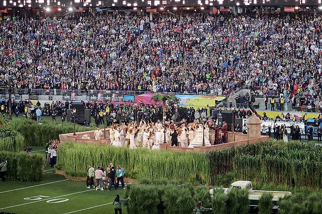 2026 슈퍼볼 하프타임에 화려한 쇼가 펼쳐지고 있다. Getty Images코리아