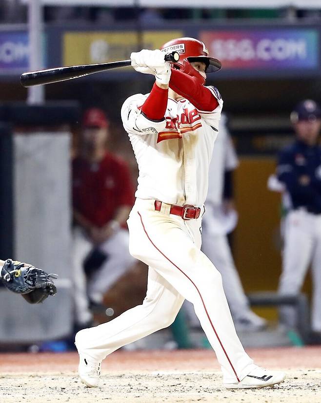 ▲ 첫 8경기에서 하나의 안타도 치지 못했던 정준재는 각고의 노력 끝에 최근 맹타를 터뜨리고 있다 ⓒSSG랜더스