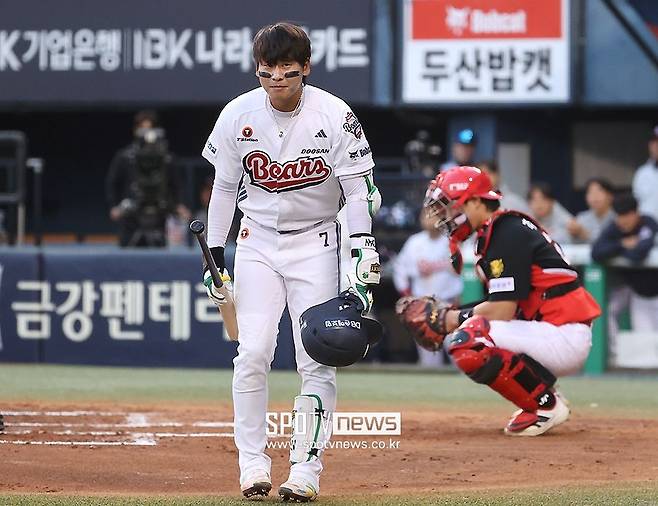 ▲ 3루 측의 KIA 팬들에게 인사를 건네는 박찬호 ⓒ곽혜미 기자