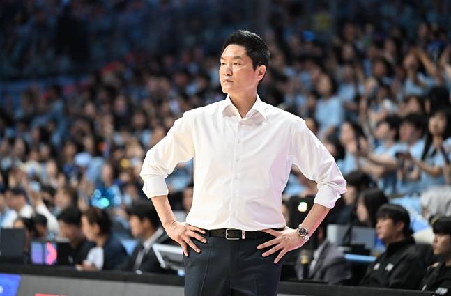 전희철 SK 감독이 16일 소노와 3차전을 지켜보고 있다. /사진=KBL