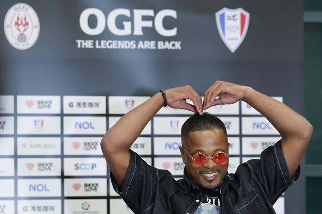 16일 인천국제공항을 통해 입국한 맨체스터 유나이티드·프랑스 국가대표 출신 파트리스 에브라. /사진=슛포러브 제공