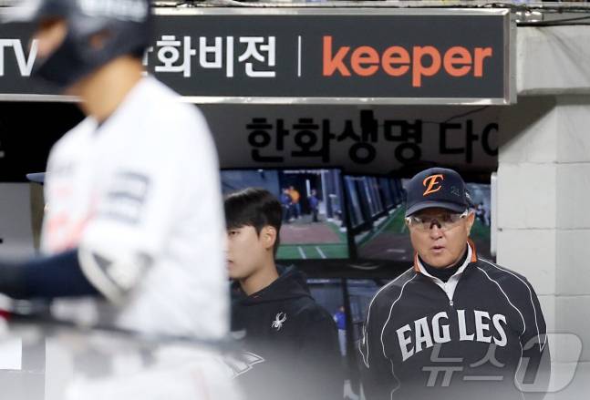 김경문 한화 이글스 감독(오른쪽)이 16일 대전 한화생명볼파크에서 열린 삼성 라이온즈와 시즌 3차전에서 선수들의 플레이를 지켜보고 있다. /사진=뉴스1