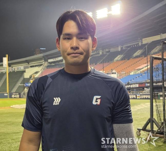 롯데 김진욱이 15일 잠실 LG전을 승리로 이끌고 취재진의 사진 요청에 응했다. /사진=김동윤 기자