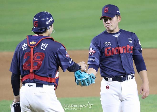 롯데 손성빈(왼쪽)과 김진욱. /사진=김진경 대기자