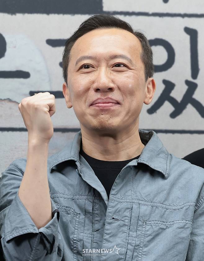 (서울=뉴스1) 권현진 기자 = 차영훈 감독이 17일 서울 마포구 상암동 스탠포드 호텔에서 열린 JTBC 드라마 '모두가 자신의 무가치함과 싸우고 있다'(이하 모자무싸) 제작발표회에 참석해 포즈를 취하고 있다.  '모자무싸'는 잘난 친구들 사이에서 혼자만 안 풀려 시기와 질투로 괴로워 미쳐버린 인간의 평화 찾기를 따라가는 드라마다. 2026.4.17/뉴스1  Copyright (C) 뉴스1. All rights reserved. 무단 전재 및 재배포,  AI학습 이용 금지. /사진=(서울=뉴스1) 권현진 기자