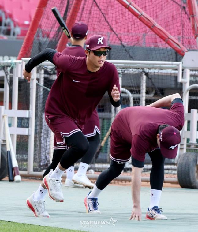 몸을 풀고 있는 안우진. /사진=강영조 선임기자