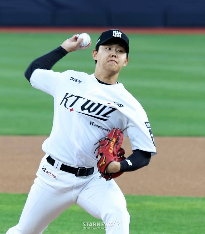 [한번에쓱] '키움전 선발나선' 소형준,  1회 만루위기 넘겼다