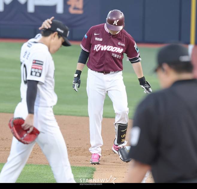 [한번에쓱] '키움전 선발나선' 소형준,  1회 만루위기 넘겼다