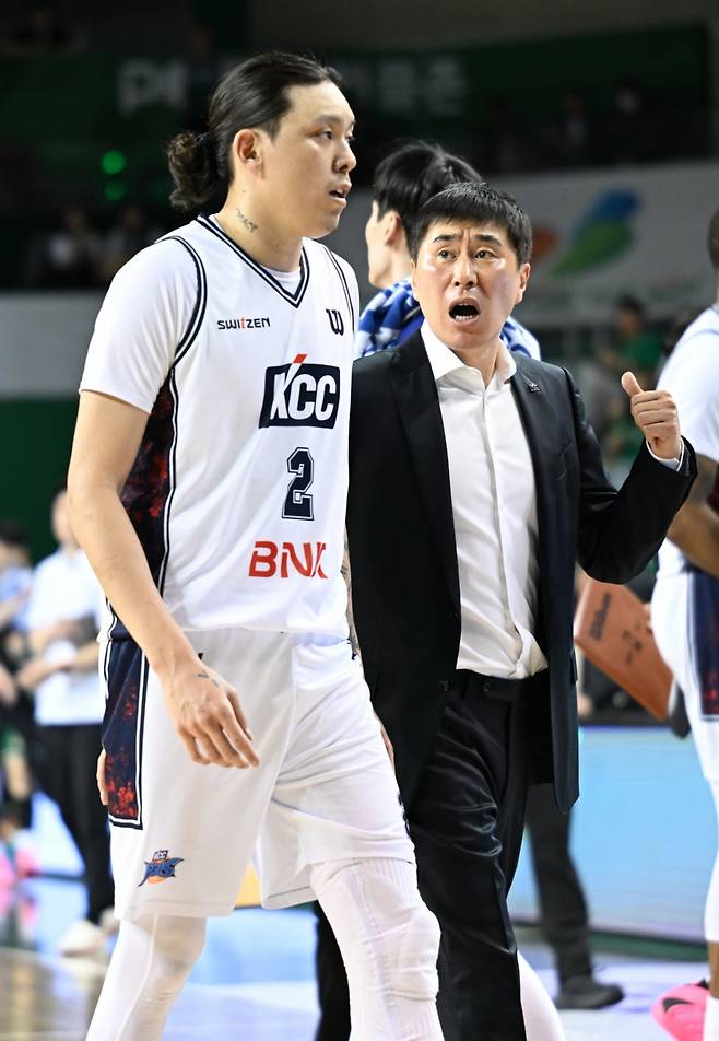 이상민(오른쪽) 부산KCC 감독이 최준용과 대화하고 있다. /사진=KBL 제공