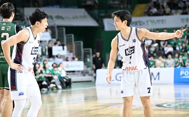 허훈(오른쪽)이 허웅에게 손가락으로 지시하고 있다. /사진=KBL 제공
