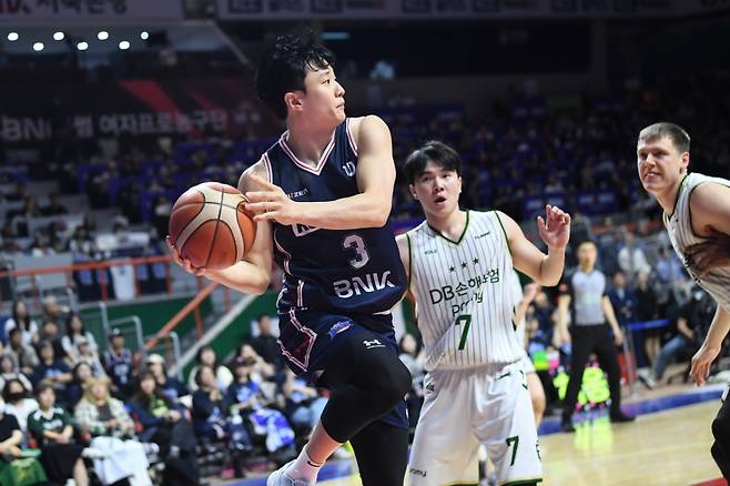 허웅(왼쪽)이 17일 오후 7시 부산사직체육관에서 열린 2025~2026 LG전자 프로농구 6강 플레이오프 3차전 도중 공을 잡고 있다. /사진=KBL 제공