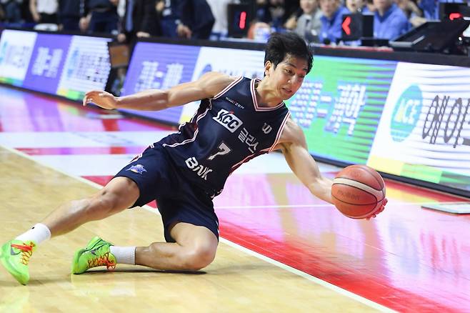 허훈이 17일 오후 7시 부산사직체육관에서 열린 2025~2026 LG전자 프로농구 6강 플레이오프 3차전 경기 중 몸을 날려 아웃되는 공을 살려내고 있다. /사진=KBL 제공