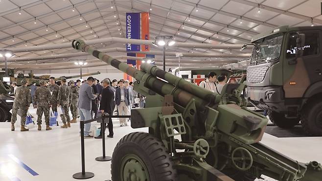 국유재산법은 군사시설의 사용 허가는 용도나 목적에 장애가 되지 않는 범위에서 가능하다고 규정하고 있다.[사진｜연합뉴스]&nbsp;