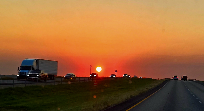 텍사스로 행하는 고속도로에 해가 지고 있다. 손호철 제공