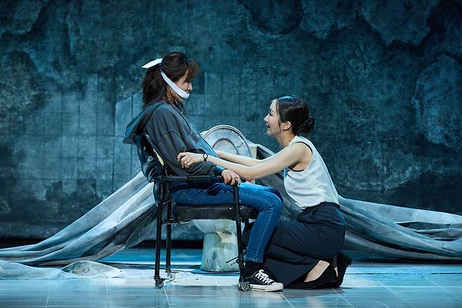 연극 <말벌>의 피해자 헤더와 가해자 카알라의 기억이 구체화되는 과정. 해븐프로덕션 제공