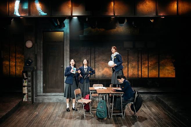 뮤지컬 <A여고 사서의 영광과 비극>의 반지하 도서실. 예지몽에 대한 불안으로 칩거 중인 명경은 친구들과 불안을 나누면서 서로를 위무하기에 이른다. 홍컴퍼니 제공