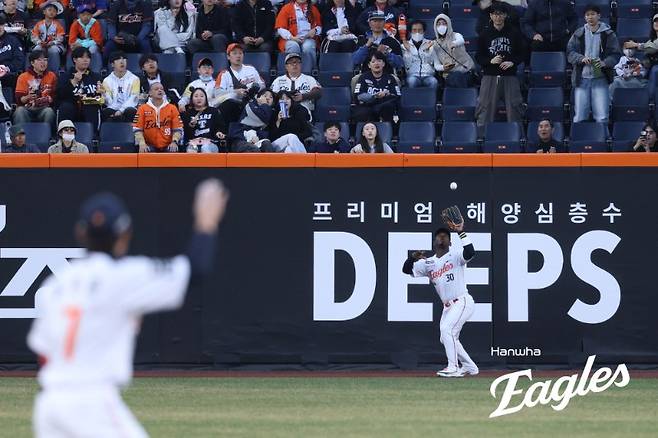 한화 이글스 외국인 타자 요나단 페라자가 16일 대전 삼성 라이온즈전에서 7회초 치명적인 수비 실책을 기록했다. 사진 한화 이글스