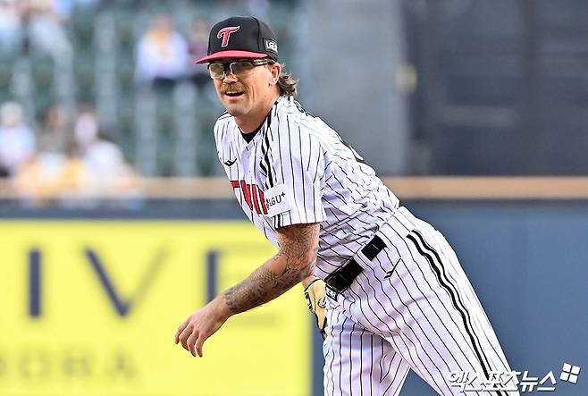 15일 오후 서울 송파구 잠실야구장에서 열린 '2026 신한 SOL Bank KBO리그' 롯데 자이언츠와 LG 트윈스의 경기, 1회초 LG 선발투수 웰스가 공을 힘차게 던지고 있다. 엑스포츠뉴스 DB