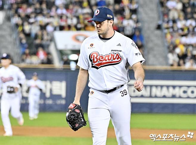 17일 오후 서울 송파구 잠실야구장에서 열린 '2026 신한 SOL Bank KBO리그' KIA 타이거즈와 두산 베어스의 경기, 4회초 수비를 마친 두산 잭로그가 더그아웃으로 향하고 있다. 잠실, 김한준 기자