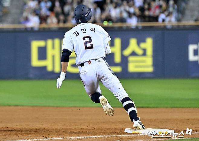 17일 오후 서울 송파구 잠실야구장에서 열린 '2026 신한 SOL Bank KBO리그' KIA 타이거즈와 두산 베어스의 경기, 8회말 2사 2루 두산 김민석이 1타점 2루타를 날리고 있다. 잠실, 김한준 기자