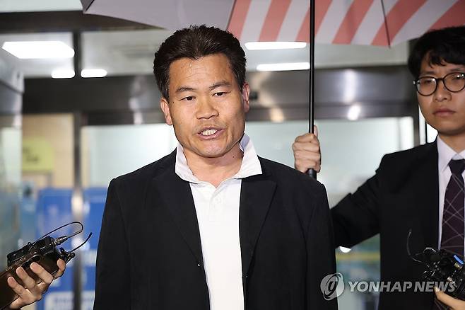 발언하는 전한길 (서울=연합뉴스) 김성민 기자 = 이재명 대통령과 개혁신당 이준석 대표의 명예를 훼손한 혐의로 경찰 수사를 받아온 한국사 강사 출신 유튜버 전한길(본명 전유관)씨가 16일 구속 전 피의자 심문(영장실질심사) 기각 후 서울 영등포구 영등포경찰서를 나서며 취재진 질문에 답하고 있다. 2026.4.16 ksm7976@yna.co.kr