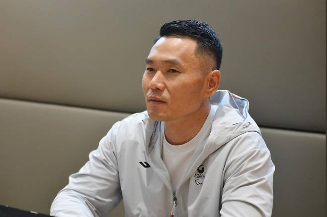 인터뷰하는 신의현 (서울=연합뉴스) 김경윤 기자 = 한국 선수 최초의 동계 패럴림픽 금메달리스트인 신의현이 장애인의 날을 앞두고 서울 올림픽 공원에서 인터뷰하고 있다. 2026.4.17. cycle@yna.co.kr