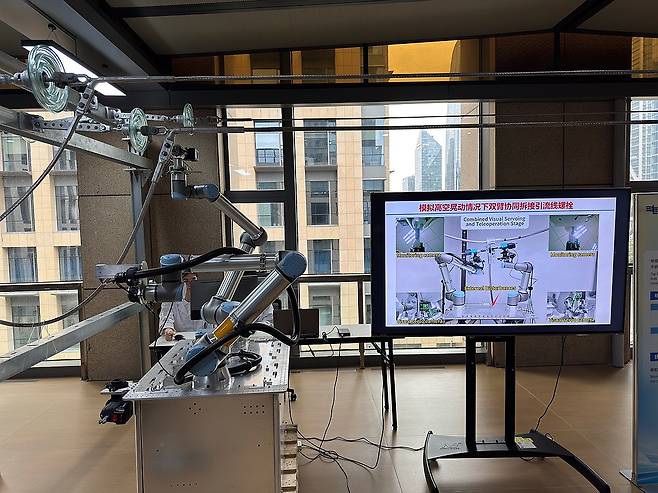 송전선 얼음 제거하는 로봇 (광저우=연합뉴스) 정성조 특파원 = 16일 중국 광둥성 광저우 중국남방전력망(CSG) 산하 '전력로봇실험실'에서 시연 중인 전선 제빙 로봇. 2026.4.17 xing@yna.co.kr