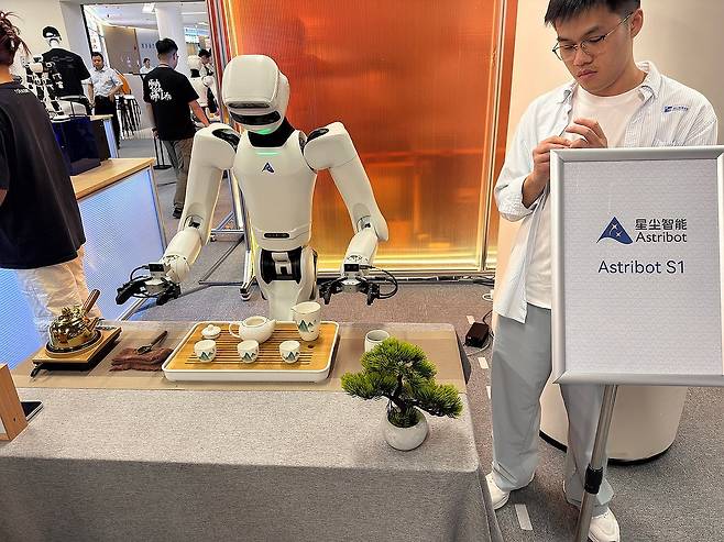 차 따르는 로봇 (선전=연합뉴스) 정성조 특파원 = 16일 중국 광둥성 선전 로봇 밸리 내 전시장에서 아스트리봇의 휴머노이드가 차를 따르는 모습. 2026.4.17 xing@yna.co.kr