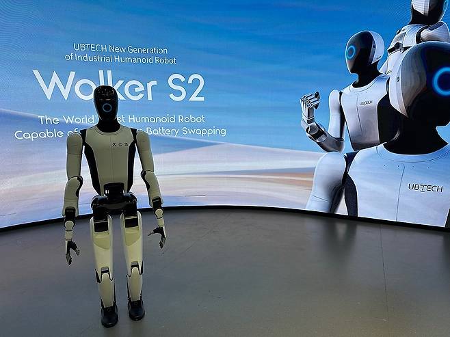 중국 로봇기업 '유비테크'의 휴머노이드 (선전=연합뉴스) 정성조 특파원 = 16일 중국 광둥성 선전 유비테크 내 전시장에서 시연 중인 신형 산업용 휴머노이드 로봇 '워커 S2'의 모습. 2026.4.17 xing@yna.co.kr