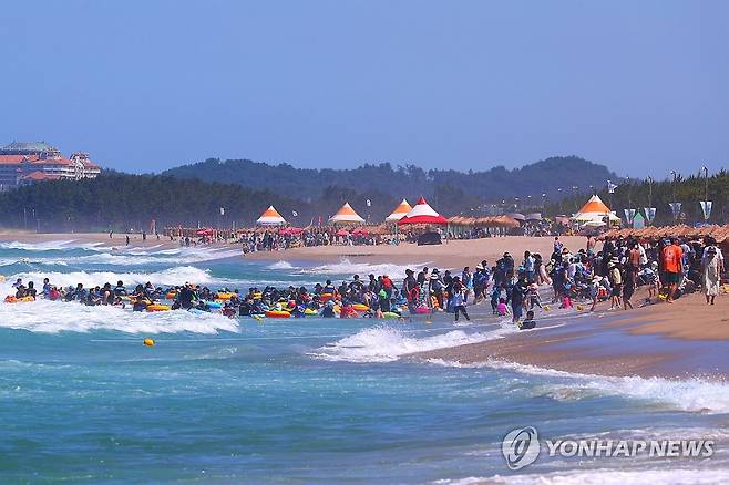 양양 낙산해수욕장 '북적' [연합뉴스 자료사진]