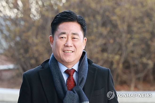 김규환 전 의원, 검경 합동수사본부 출석 (서울=연합뉴스) 한종찬 기자 = 통일교 금품 수수 의혹을 받는 김규환 전 미래통합당 의원이 25일 서울 서초구 서울고등검찰청에 마련된 정교유착 검경 합동수사본부에 출석하고 있다. 2026.2.25 saba@yna.co.kr