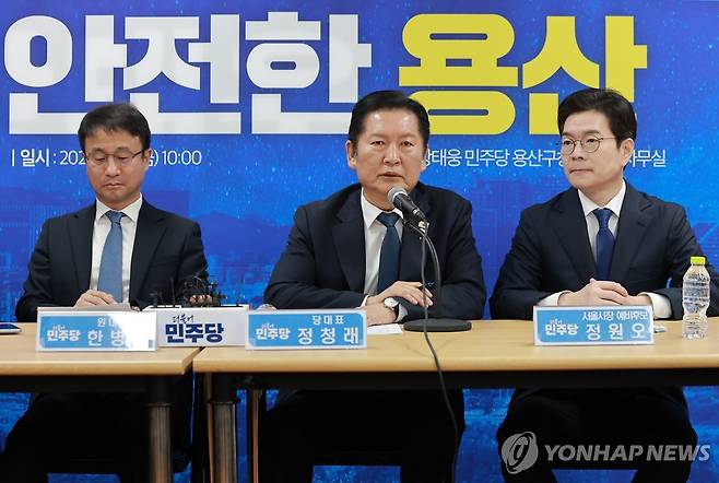 발언하는 정청래 대표 (서울=연합뉴스) 신현우 기자 = 더불어민주당 정청래 대표가 17일 서울 용산구 민주당 강태웅 용산구청장 후보 선거사무소에서 열린 현장 최고위원회의에서 발언하고 있다. 2026.4.17 nowwego@yna.co.kr