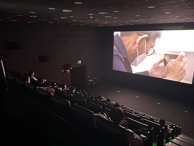 ▲ 지난달 25일 수원시미디어센터에서 상영한 배리어프리영화 '할머니가 죽기 전 백만장자가 되는 법'의 현장 모습. /사진제공=수원시미디어센터