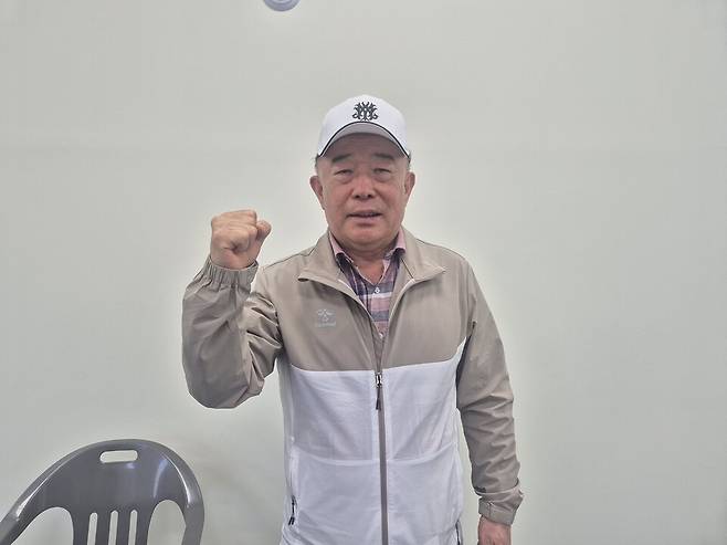 제72회 경기도체육대회 2026 광주 1부에서 화성시를 정상으로 이끈 박종선 화성시체육회장이 기념사진을 촬영하고 있다.