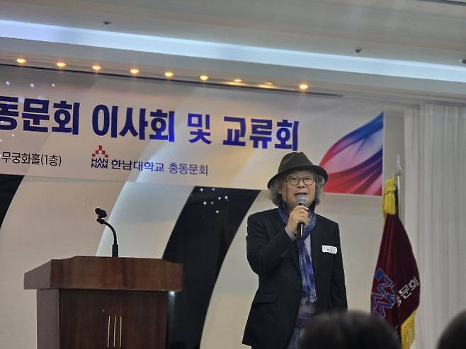 최월성 전 재경동문회장이 모교에 대한 에피소드를 전하고 있다.                 사진=한성일 기자