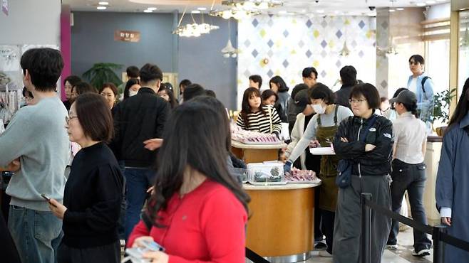 광주 북구 중흥동 창억떡 본점 매장 안이 떡을 사려는 손님들로 북적이고 있다. 최근 호박인절미 등 인기 제품을 찾는 이른바 ‘떡지순례’ 발길이 이어지면서 평일 아침부터 긴 대기 행렬이 이어지고 있다.