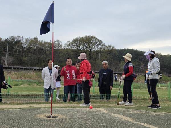 ◇국민의힘 김진태 강원지사 후보는 지난 17일 횡성파크골프장을 찾아 ‘뚝심 이어달리기 4탄:그래도 체육은 김진태’를 진행했다. 이 자리에서 김 후보는 72홀 규모의 ‘도립 파크골프장’ 건립 공약 추진을 다시 한 번 강조했다.
