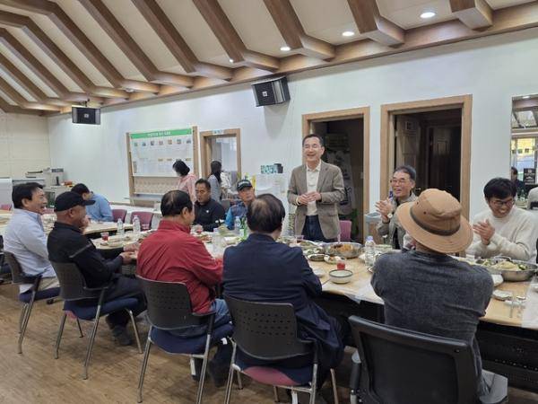 ◇국민의힘 김진태 강원지사 후보는 지난 16일 원주시 신림면 용암3리 연봉정마을을 찾아 현장 밀착형 소통 브랜드