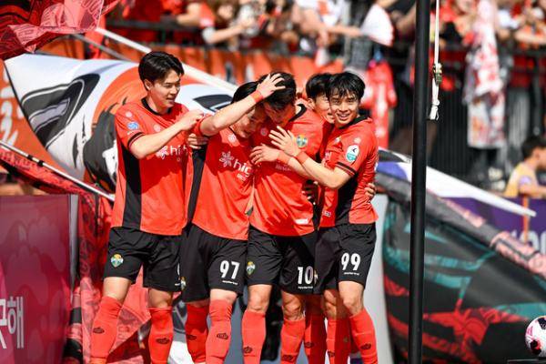 ◇18일 강릉하이원아레나에서 열린 ‘하나은행 K리그1 2026’ 8라운드 강원FC와 전북현대의 경기에서 모재현의 동점골이 터지자 강원 선수들이 환호하고 있다. 사진=강원FC 제공.