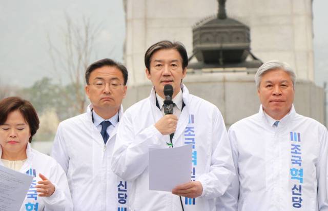 6.3 지방선거 및 같은날 치러질 미니총선 수준 재보궐선거를 앞두고 당색 파란색이 아닌 흰색 점퍼를 입고 공식석상에 나서고 있는 조국 조국혁신당 대표(중앙) 등 조국혁신당 구성원들. 조국 대표 페이스북