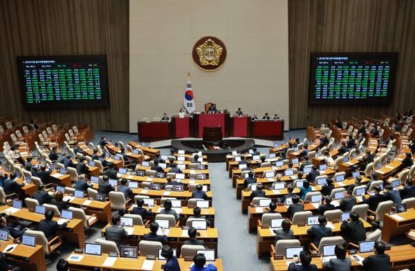 우원식 국회의장이 18일 국회에서 열린 4월 임시국회 제6차 본회의에서 공직선거법 일부개정법률안 등 정치개혁특별위원회 소관&nbsp;법안을 상정하고 있다.&nbsp; 연합뉴스