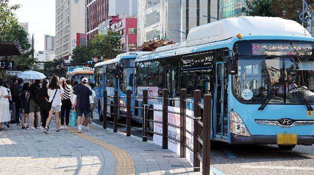 부산 동구 부산역 앞 중앙로에 시내버스가 오가고 있는 모습. 정종회 기자 jjh@
