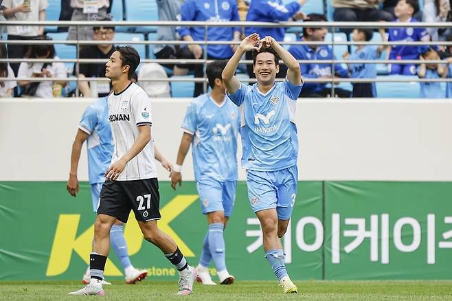 ▲ 18일 대구iM뱅크파크에서 열린 K리그2 8라운드에서 대구FC 박기현이 천안시티를 상대로 전반 29분 선제골을 넣고 세레모니를 하고 있다. 대구FC 제공