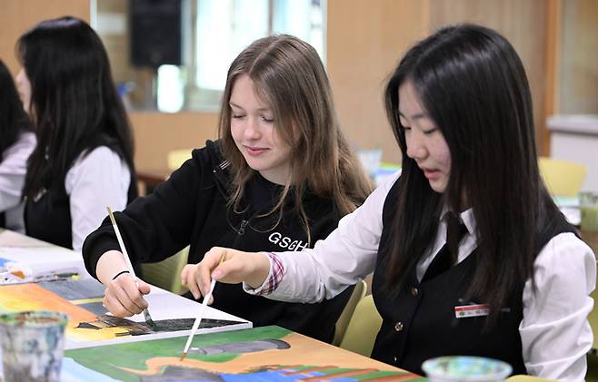15일 오전 경북 경산여자고등학교에서 교환학생인 그레타 줄리(가운데·17) 학생이 미술시간에 그림을 그리고 있다. 이윤호기자 yoonhohi@yeongnam.com