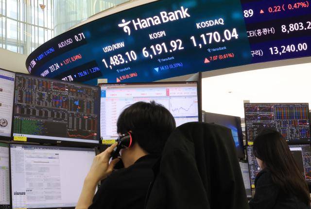 17일 서울 중구 하나은행 본점 딜링룸에 코스피 등을 비롯한 지수가 표시되고 있다. 이날 코스피는 전장보다 34.13포인트(0.55%) 내린 6191.92로 거래를 마감했다. 코스닥 지수는 전장보다 7.07포인트(0.61%) 오른 1170.04로 장을 마쳤다. [사진=연합뉴스]