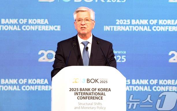 크리스토퍼 월러 미국 연방준비제도 이사가 2일 오전 서울 중구 한국은행 신축별관 컨퍼런스홀에서 열린 'BOK 국제컨퍼런스'에서 기조연설을 하고 있다. 2025.6.2/뉴스1 ⓒ News1 김명섭 기자