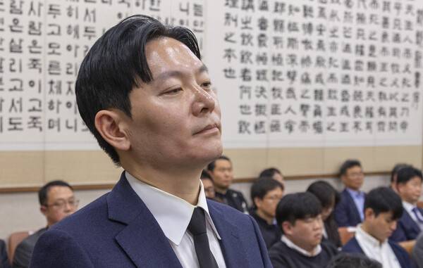 14일 국회 '윤석열 정권 정치검찰 조작 기소 의혹 사건 진상규명' 국정조사특별위원회에서 열린 쌍방울 대북 송금 사건 관련 청문회에서 이 사건을 수사했던 박상용 검사가 증인 선서를 거부한 뒤 거부의 이유를 구두로 설명할 수 있는 기회를 요구하며 의원들을 지켜보고 있다. 2026.4.14. 연합뉴스