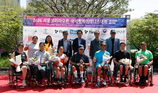 서울 코리아오픈 남녀 단식과 쿼드 단식 우승자와 준우승자가 대한장애인테니스협회 관계자와 기념촬영을 하고 있다. 테니스코리아 제공