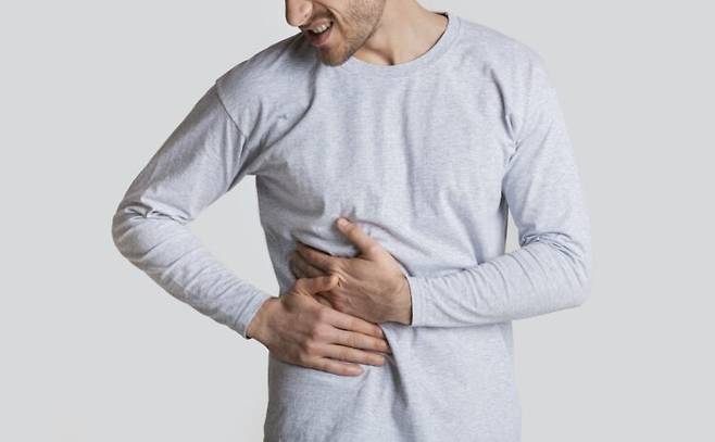 간이 있는 곳을 만지고 있는 남성. 지방간은 초기에는 특별한 증상이 없는 경우가 많다. 최근 연구에서는 지방 축적뿐 아니라 간 내 면역세포 변화가 염증을 키우는 요인으로 제시됐다. 사진=게티이미지뱅크